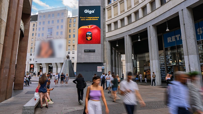 Mele, Giga e RedPop al fianco di Superman e Supergirl