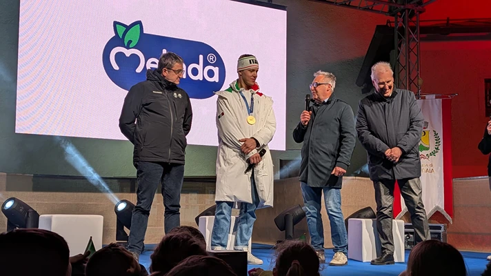 Milano Cortina 2026, Melinda abbraccia il campione Deromedis