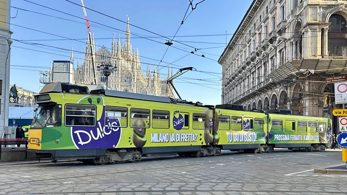 Dulcis veste i tram di Milano