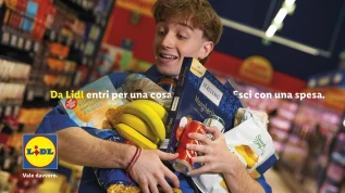 Un abbraccio di convenienza, la nuova campagna di Lidl