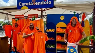 Lidl apre a Roma il "Carotavendolo"