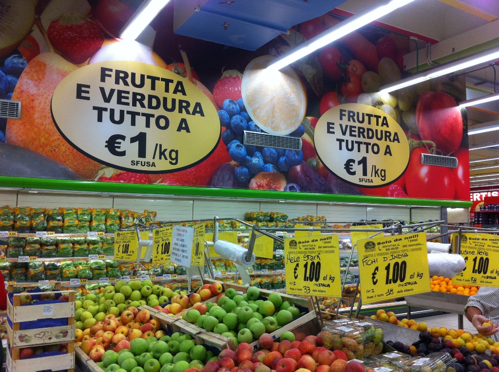 Una cascata di frutta e verdura a un euro da Pozzoli Big Market - Myfruit